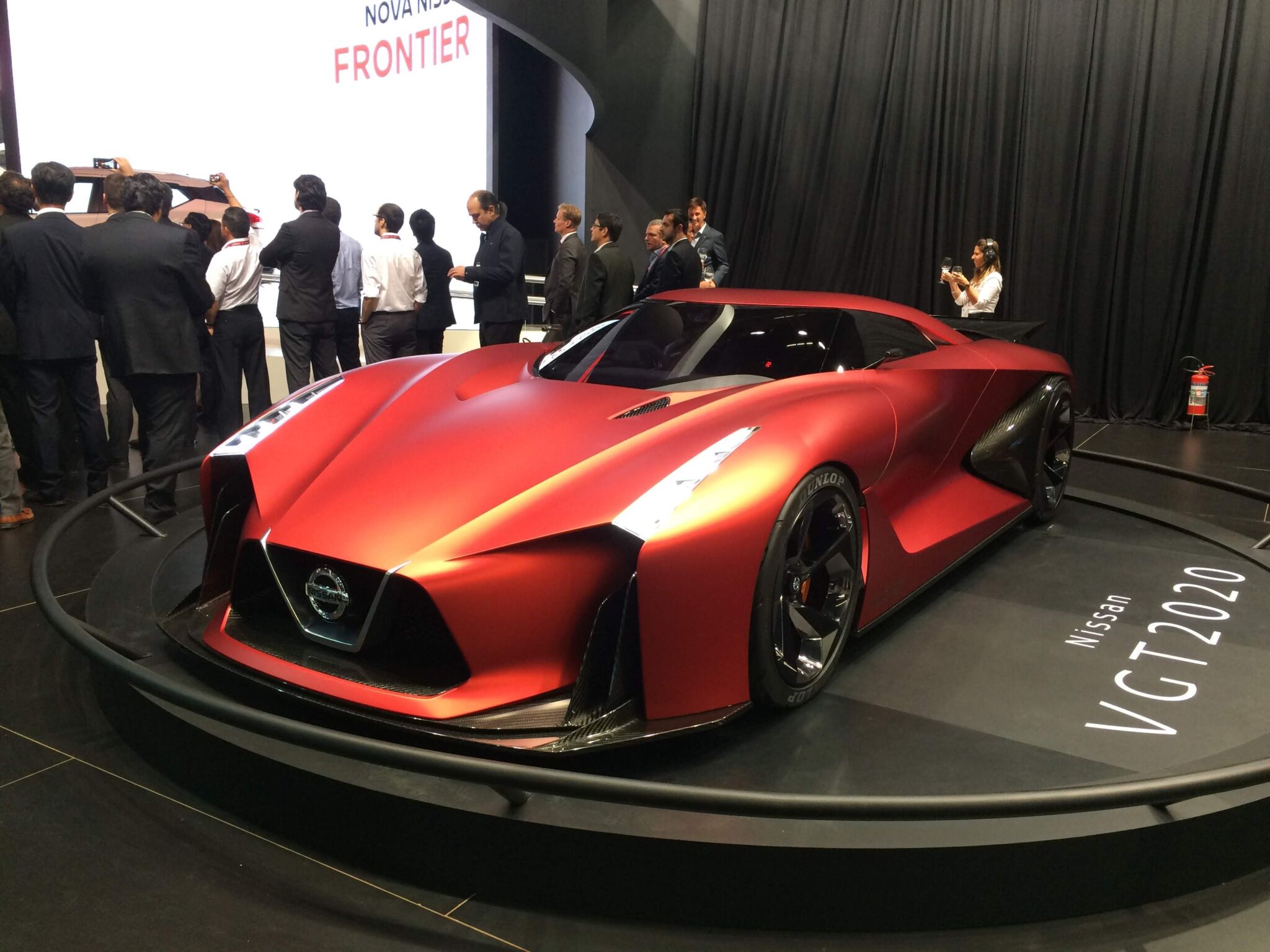 nissan vgt 2020 vermelho frente e lateral no salao de sp 2016