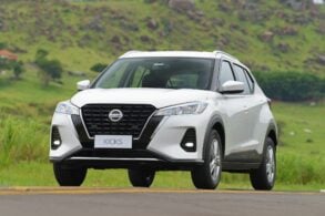 nissan kicks sense 2021 branco frente em estrada