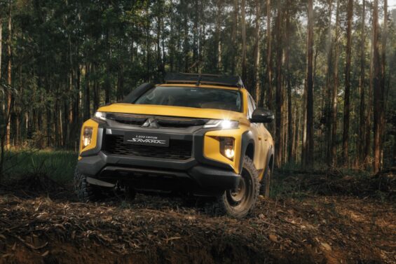 mitsubishi l200 triton savana 2024 amarelo rally dianteira parada em trilha