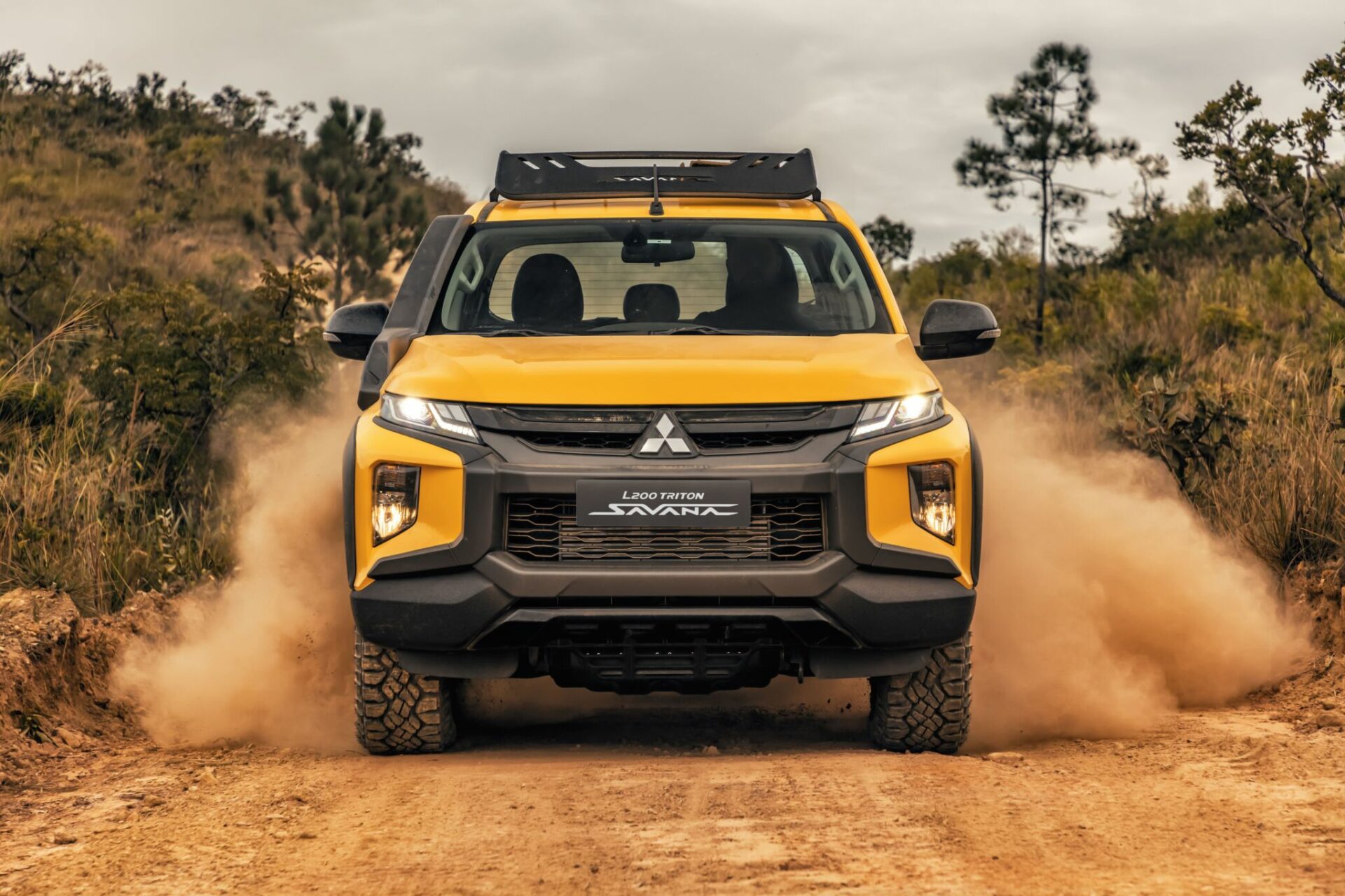 mitsubishi l200 triton savana 2024 amarelo rally frente em estrada de terra