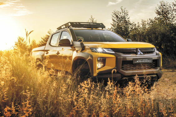 mitsubishi l200 triton savana 2024 amarelo rally frente parada em beira de estrada de terra