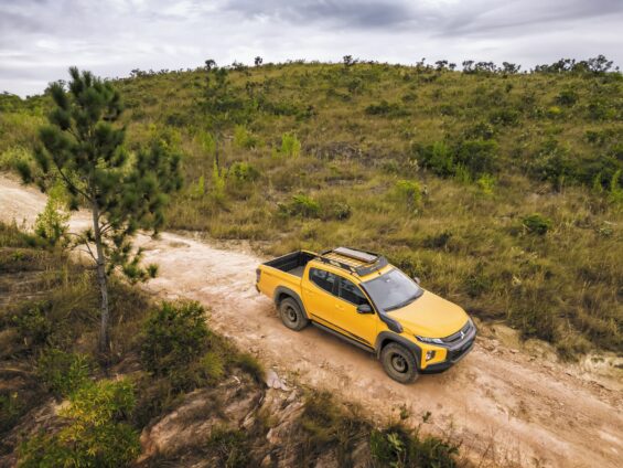 mitsubishi l200 triton savana 2024 amarelo rally passando por estrada de terra