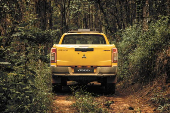 mitsubishi l200 triton savana 2024 amarelo rally traseira parada em trilha