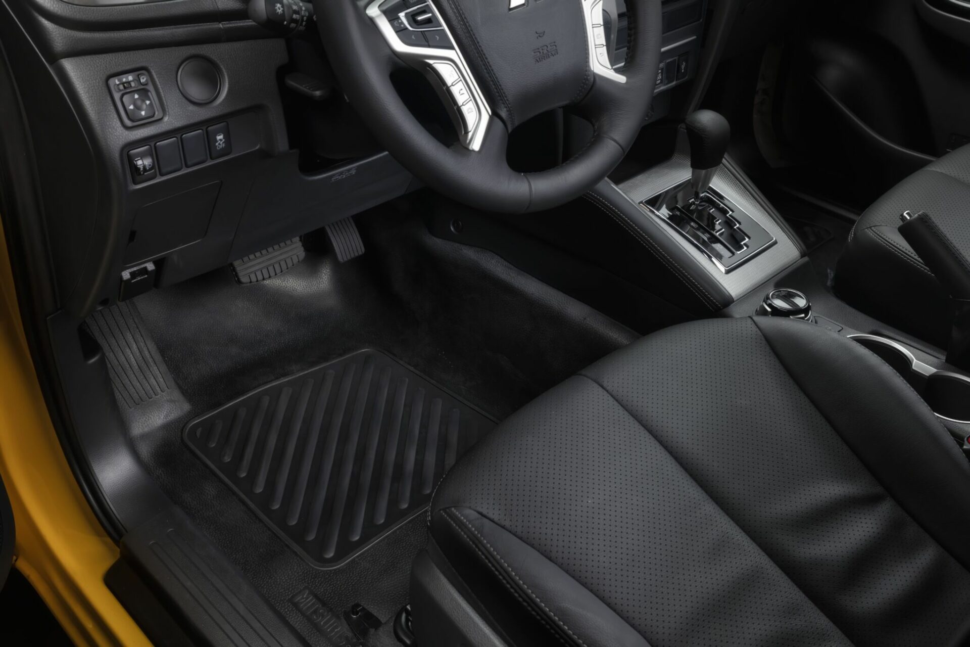 mitsubishi l200 triton savana 2024 interior detalhe tapetes