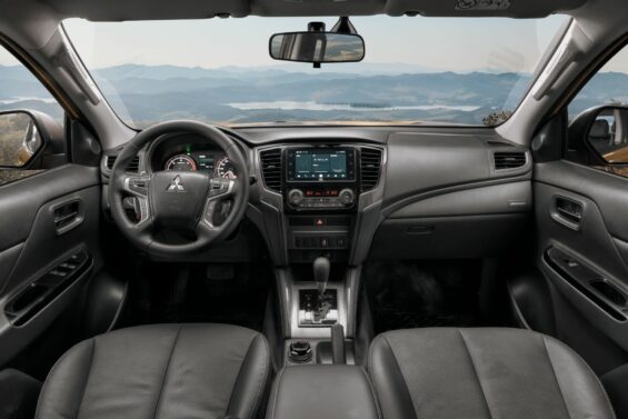 mitsubishi l200 triton savana 2024 interior painel