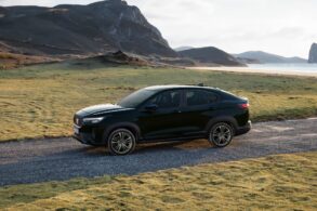 fiat fastback turbo 200 automatico 2024 preto vulcano frente em movimento com montanha ao fundo
