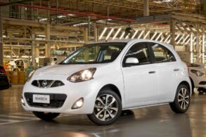 nissan march sl 1 6 cvt 2017 branco frente parado na linha de producao da fabrica de resende rj