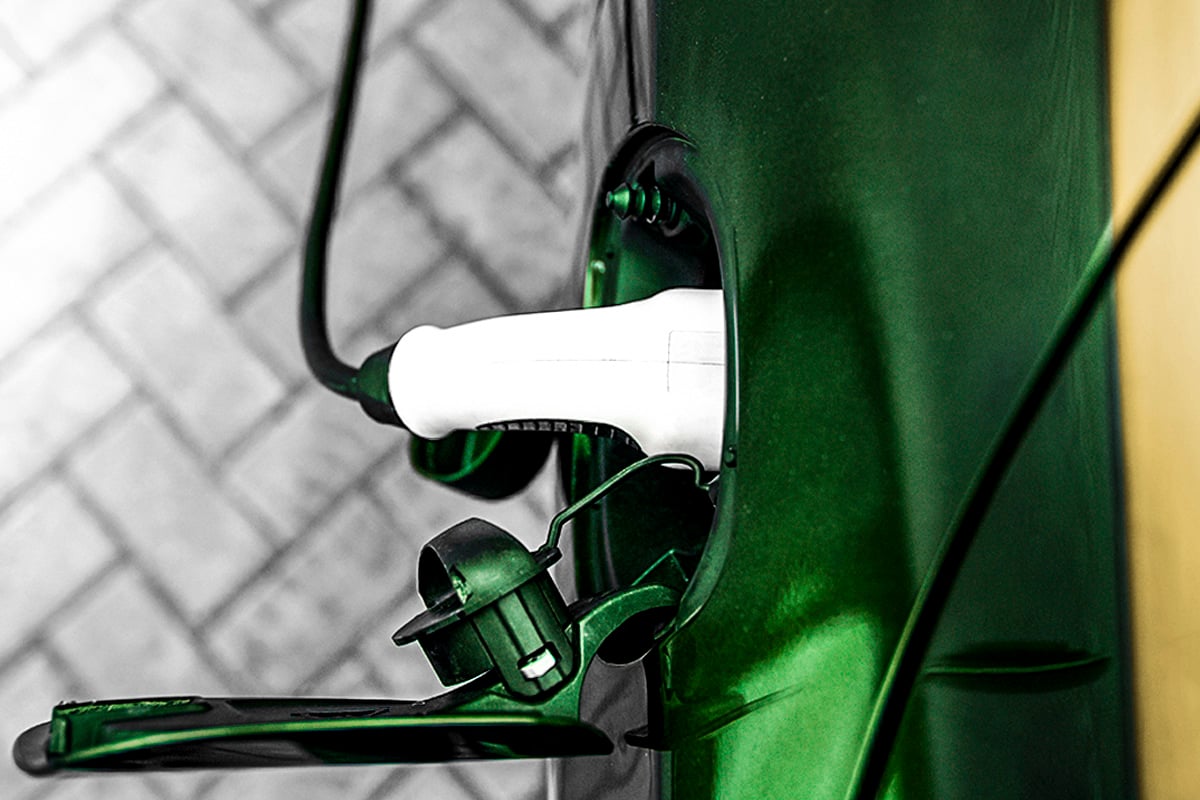 Prefeitura lança projeto de carregador que vai até o carro elétrico