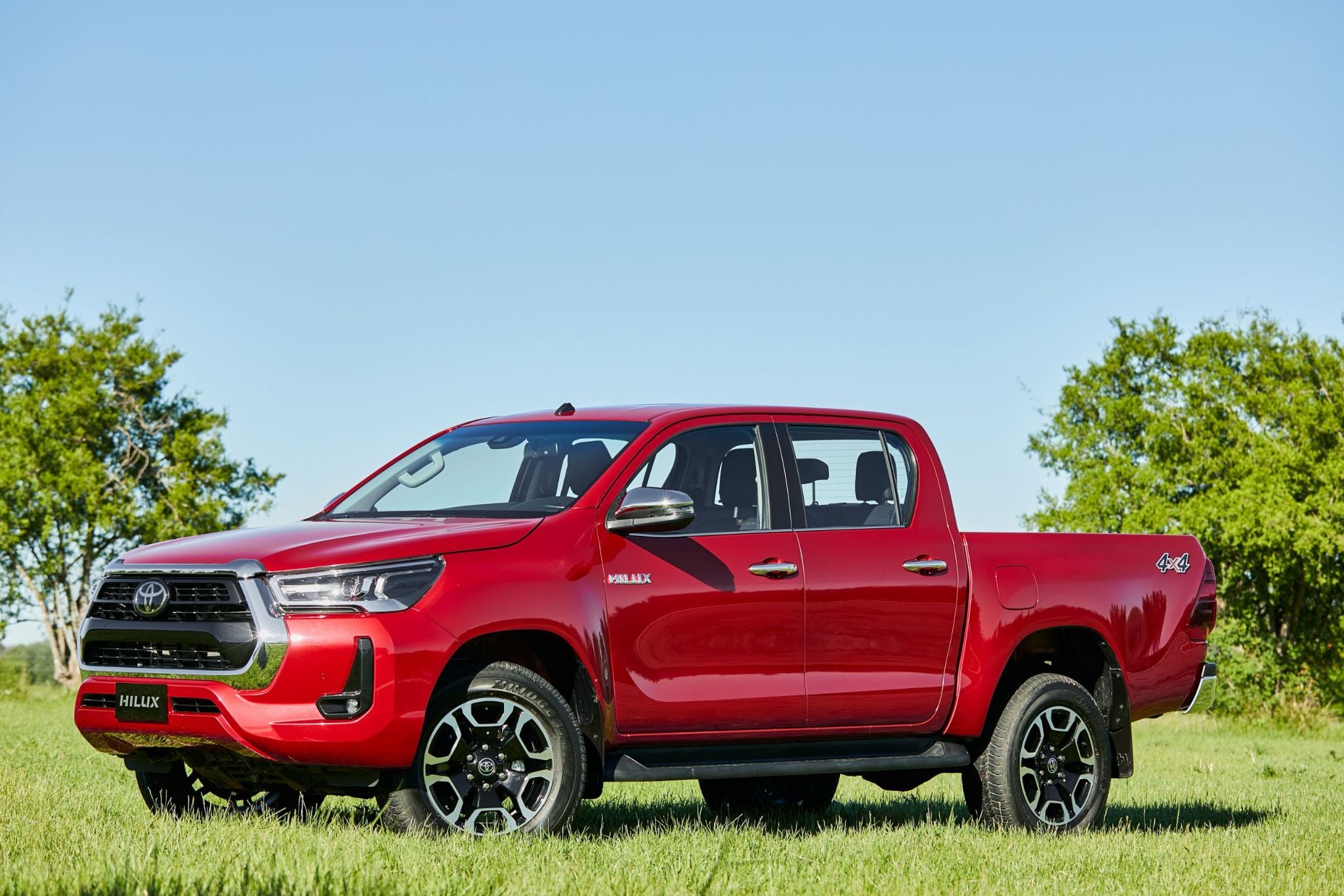 toyota hilux srx vermelho volcano 2024 frente parada em gramado