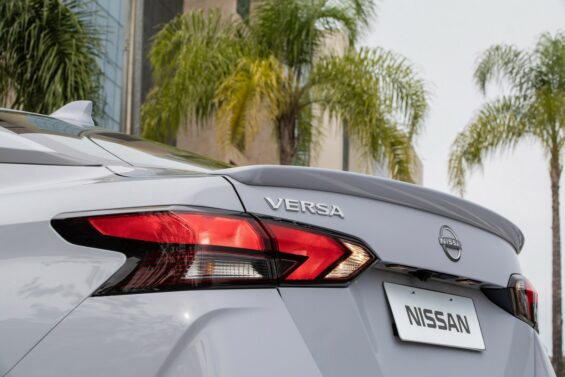 nissan versa exclusive 2024 cinza lunar detalhe spoiler traseiro