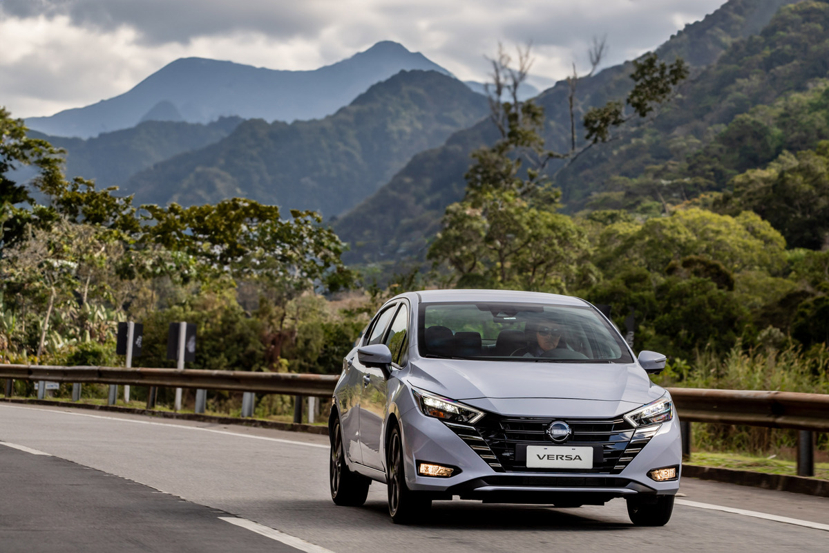 nissan versa exclusive 2024 cinza lunar frente em rodovia