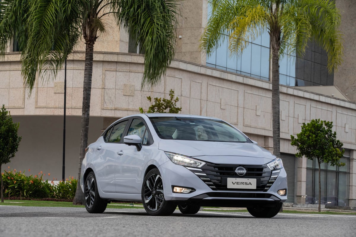 nissan versa exclusive 2024 cinza lunar frente parado 7