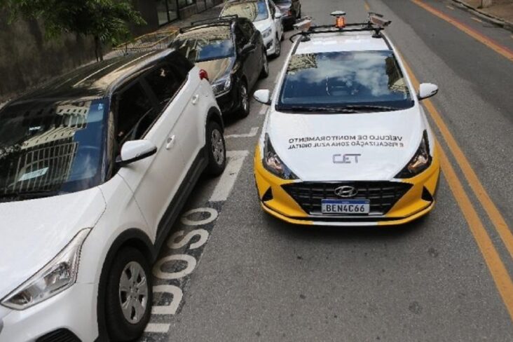 carro que fiscaliza estacionamento rotativo