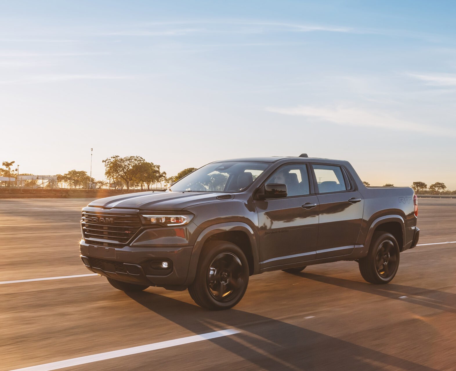 ram rampage r t 2024 cinza sting frente com por do sol