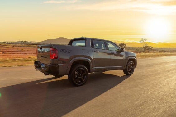 ram rampage r t 2024 cinza sting lateral traseira em pista com sol se pondo ram rampage r t 2024 cinza sting lateral traseira em pista com sol se pondo