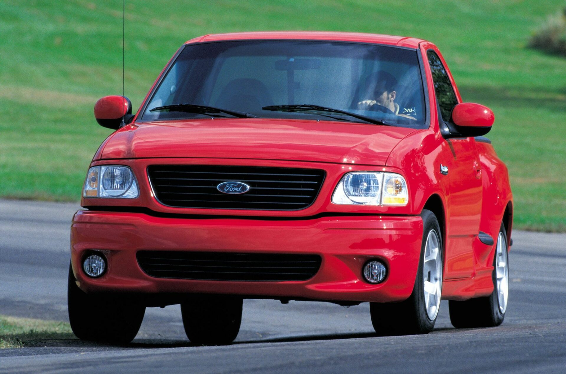 ford svt f 150 lightning vermelha frente fazendo curva em autodromo