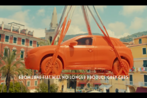 fiat 600 mergulhado em tinta laranja