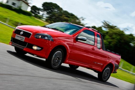 fiat strada sporting vermelha frente fazendo curva