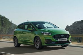 ford fiesta st 3 portas 2021 verde frente em rodovia