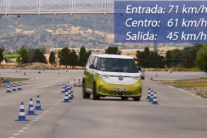 volkswagen id buzz kombi eletrica verde teste do alce