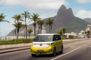 volkswagen id buzz amarela frente rio de janeiro