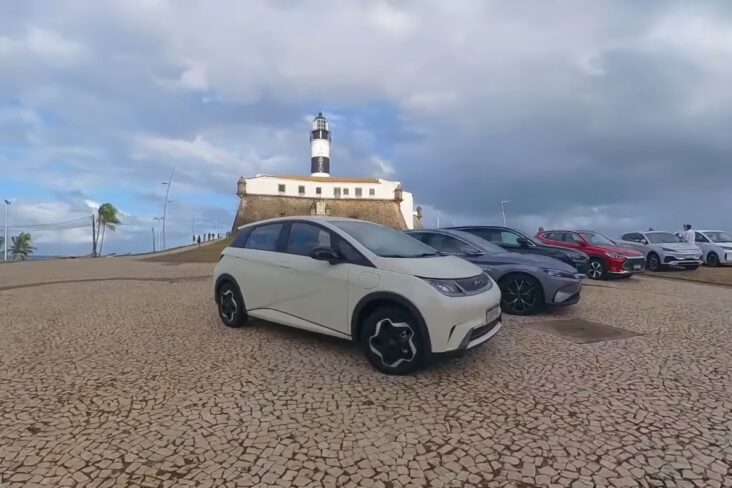 gama da byd no farol da barra salvador bahia com dolphin ev em destaque