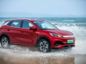 byd yuan plus ev vermelho frente andando em praia