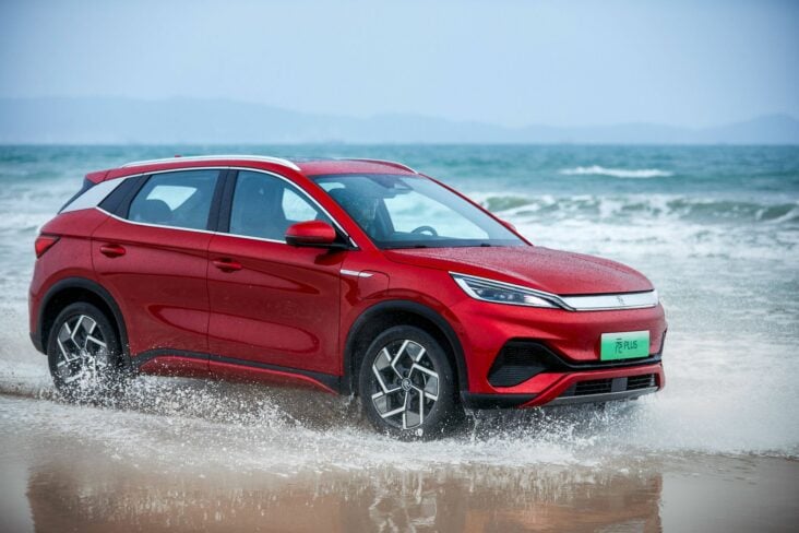 byd yuan plus ev vermelho frente andando em praia