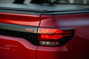 chevrolet montana rs vermelho chili 2024 detalhe lanterna e emblema rs