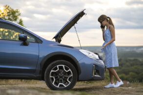 mulher telefone capo carro aberto portal