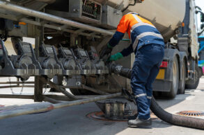 caminhao tanque de combustivel descarregando em posto de gasolina portal