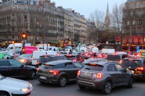 shutterstock transito engarrafado em rua de paris franca