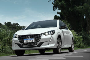 peugeot 208 roadtrip 1 6 2024 branco nacre frente parado