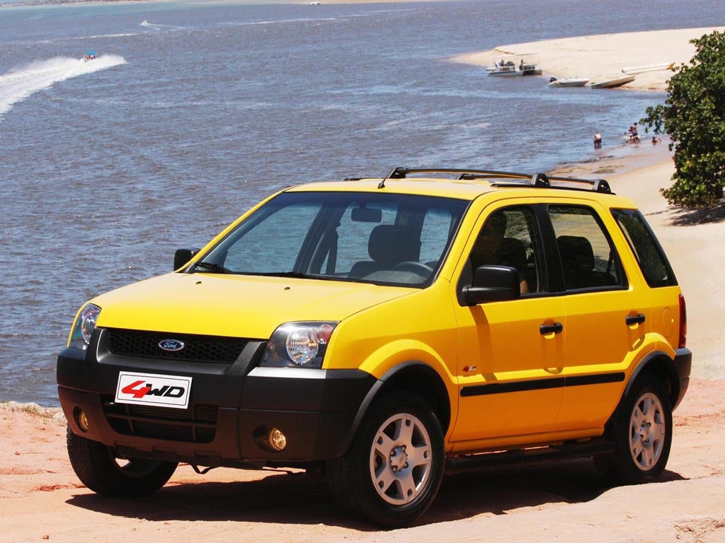 ford ecosport 4wd amarelo parado em praia frente