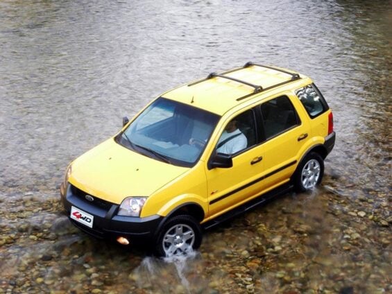 ford ecosport 4wd amarelo parado em rio