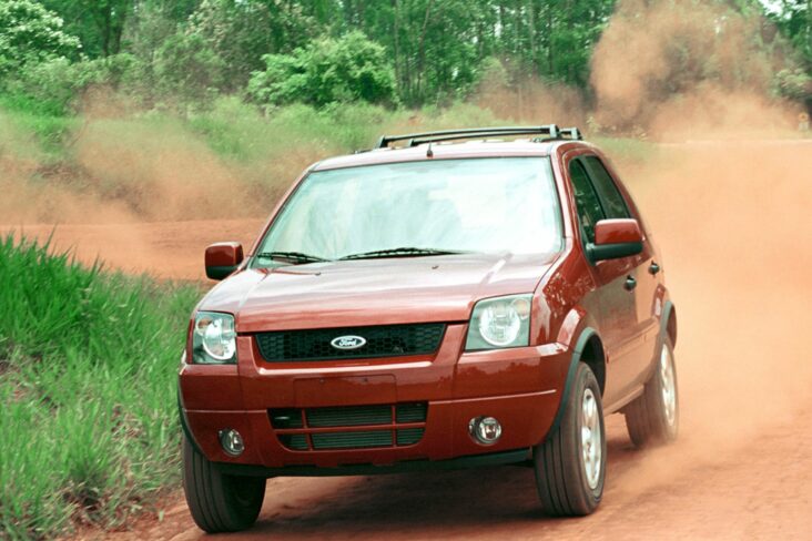 ford ecosport 2003 vermelho frente eme estrada de terra