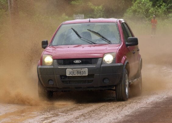 ford ecosport 2004 vermelho frente em estrada com lama