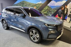 ford territory 2024 azul frente lateral traseira 3