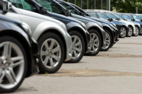 carros em fila a venda