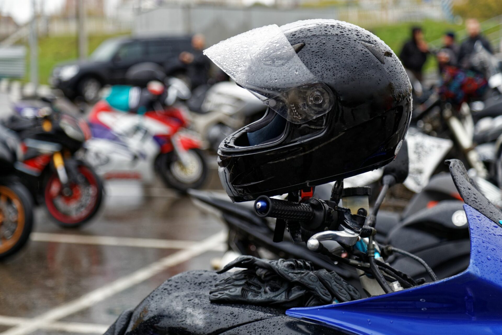 capacete moto apoiado guidao