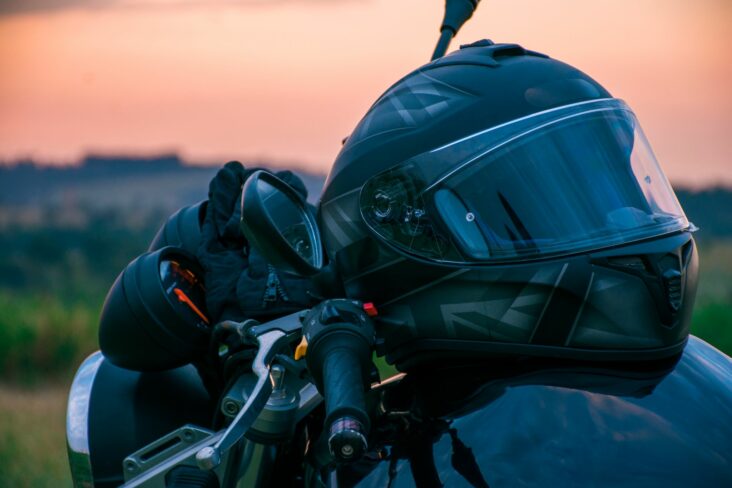 capacete preto apoiado sobre tanque moto