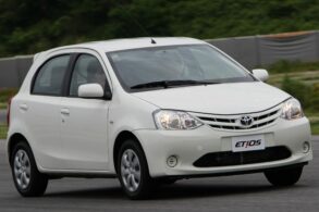 toyota etios hatchback branco frente