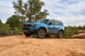 toyota land cruiser 2024 azul frente