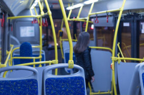 Mais segurança! Comissão avança com PL que viabiliza desembarque fora da parada de ônibus durante a noite