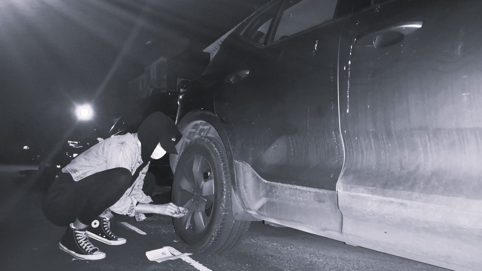 Ativistas anti-SUVs rasgam pneus de 60 modelos Jaguar Land Rover