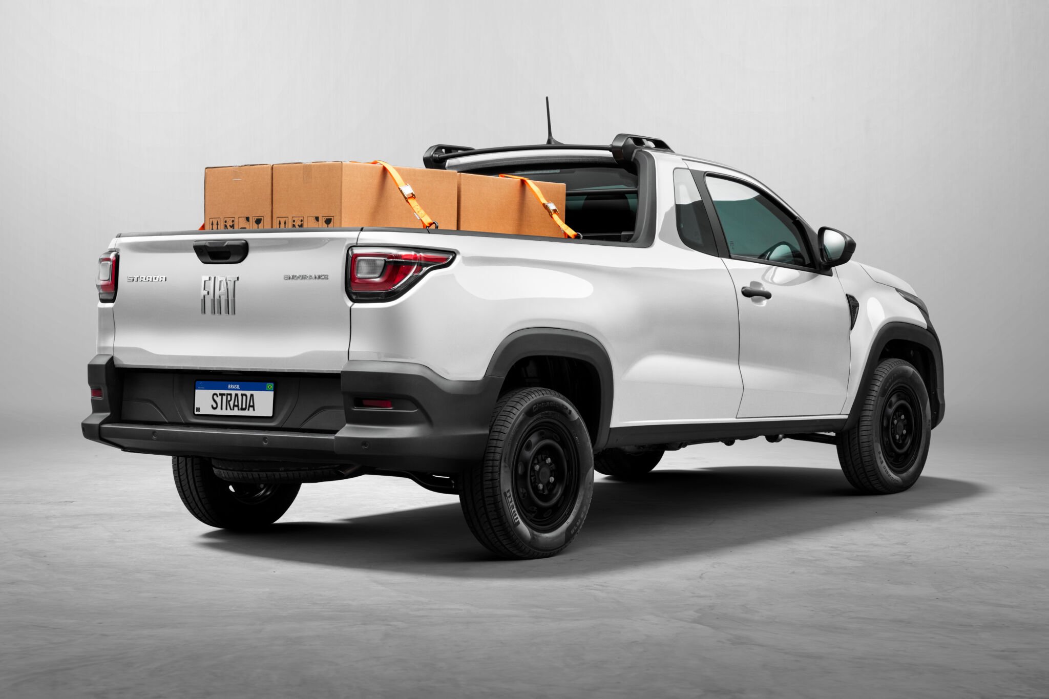 fiat strada endurance cabine plus 2024 branco banchisa traseira carregada