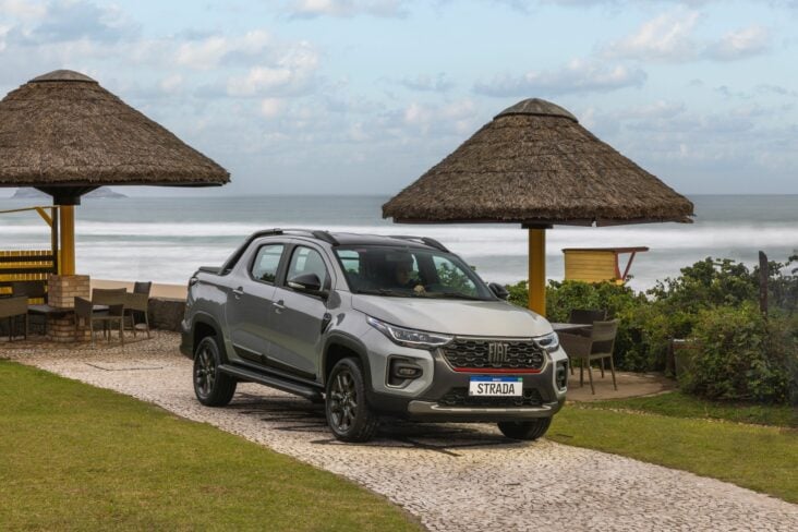 fiat strada ultra edizione 25 2024 t200 cinza strato dianteira parado proximo a praia