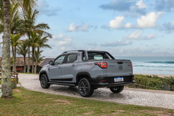 fiat strada ultra edizione 25 2024 t200 cinza strato trasiera parada com praia ao fundo