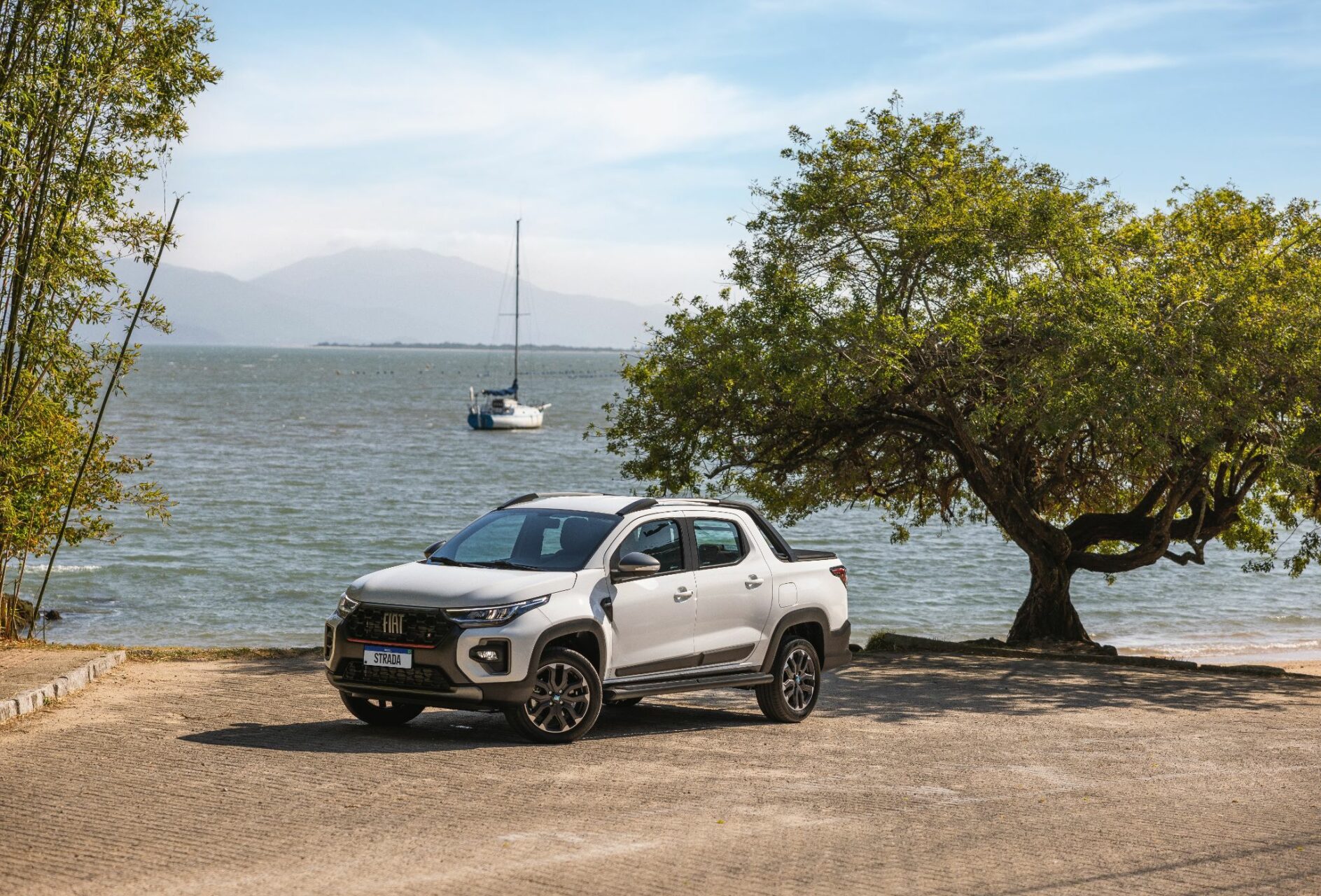 fiat strada ultra t200 2024 branco banchisa frente parada proxima a arvore