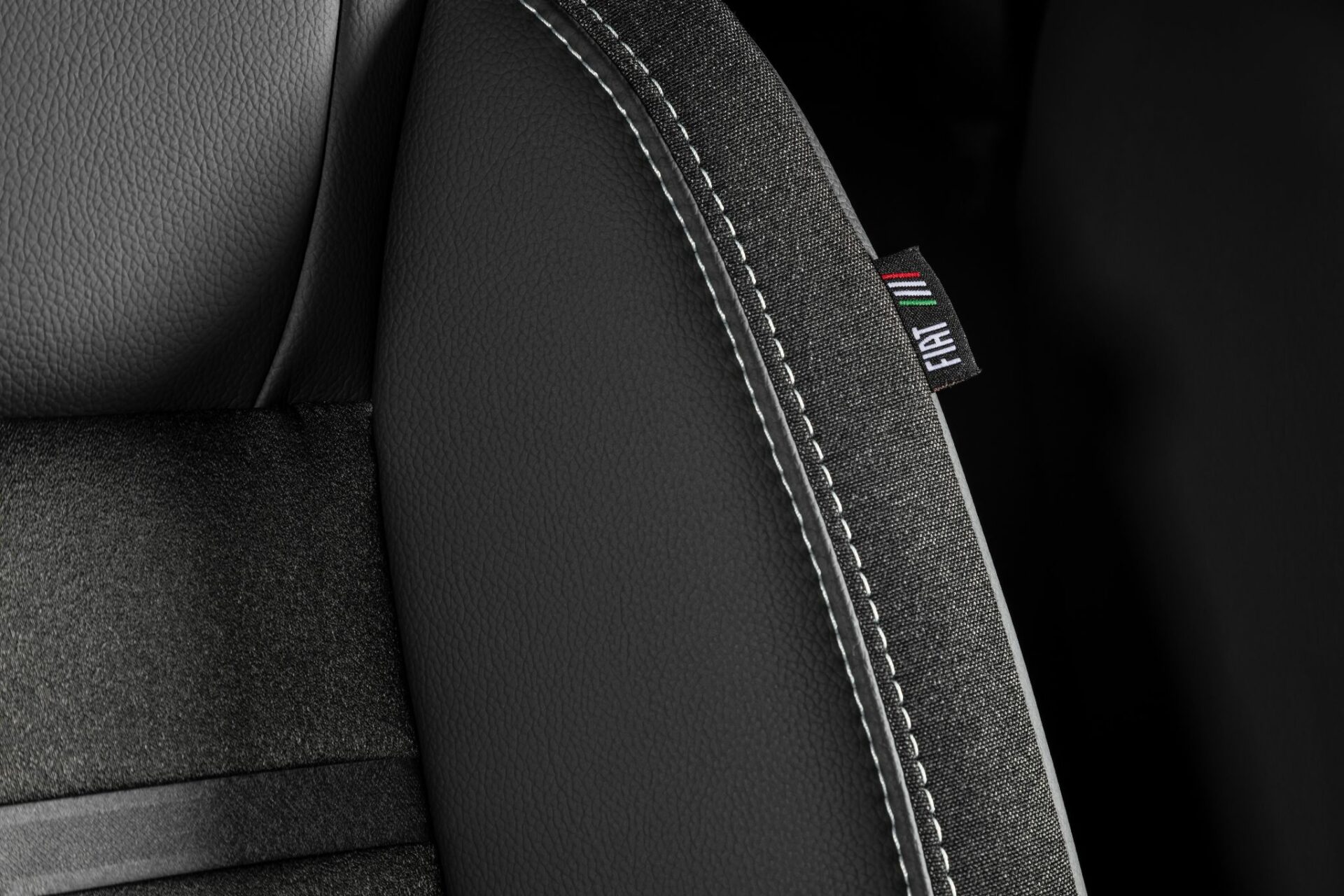 fiat strada volcano 2024 interior etiqueta banco